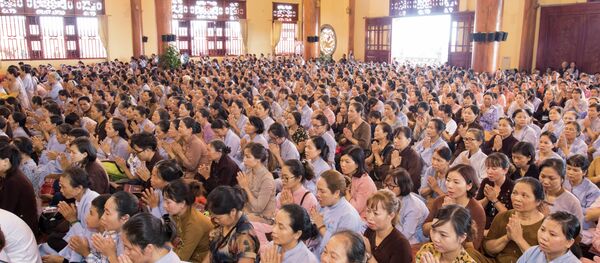 Phật tử tu tập tại Chùa Ba Vàng - Sputnik Việt Nam