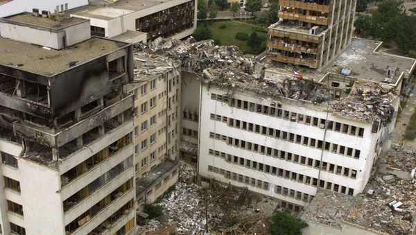 Bưu điện Trung tâm ở Pristina bị phá hủy sau vụ đánh bom của NATO Bưu điện Trung tâm ở Pristina bị phá hủy sau vụ đánh bom của NATO - Sputnik Việt Nam