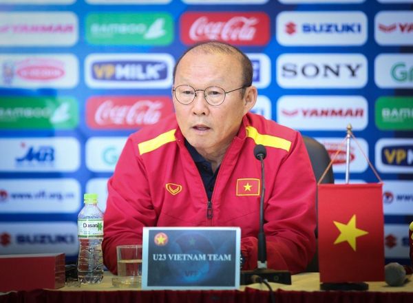 HLV trưởng đội tuyển Việt Nam, Park Hang seo tại buổi họp báo.  - Sputnik Việt Nam