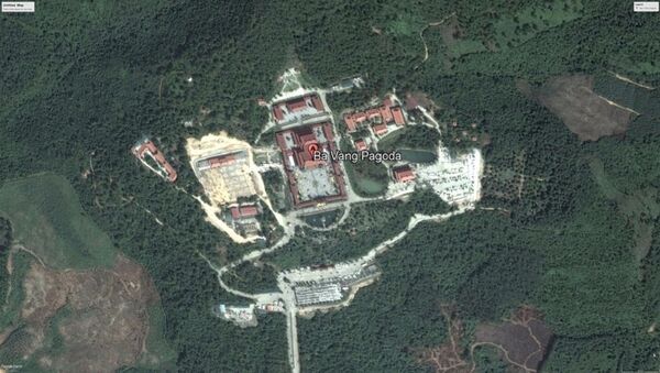 Từ một ngôi chùa nhỏ khép nép giữa núi rừng, Ba Vàng trở thành Ngôi chùa trên núi có chính điện lớn nhất Đông Dương, chiếm dụng hàng chục hàng mét vuông đất - Hình ảnh vệ tinh trên Google Earth của chùa Ba Vàng năm 2016. - Sputnik Việt Nam