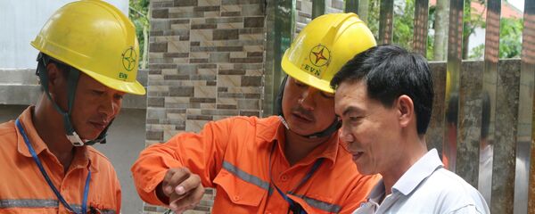 Công nhân kiểm tra điện EVN  - Sputnik Việt Nam