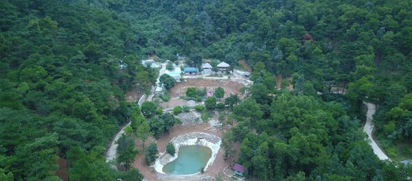 Các công trình lớn đã được xây dựng nham nhở giữa khu vực đồi rừng Các công trình lớn đã được xây dựng nham nhở giữa khu vực đồi rừng - Sputnik Việt Nam