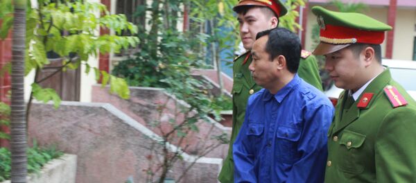 Một trong các bị can được dẫn giải vào phòng xét xử tại Tòa án nhân dân thành phố Thái Bình.  - Sputnik Việt Nam