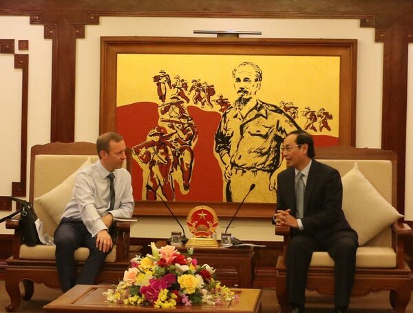 Thứ trưởng Bộ GTVT Lê Đình Thọ và Đại sứ Vương quốc Anh Gareth Ward thống nhất tăng cường hợp tác toàn diện lĩnh vực hàng không - Sputnik Việt Nam