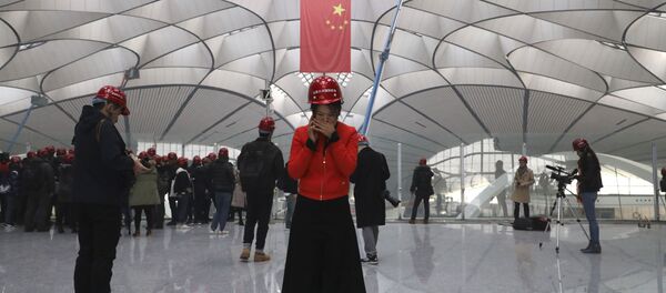 Наблюдатели в строящемся международном аэропорту Дасин в Китае - Sputnik Việt Nam