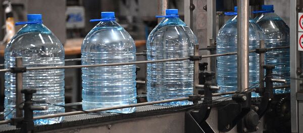 Chọn nước uống như thế nào và có cần rửa tay sau khi đi vệ sinh không? - Sputnik Việt Nam