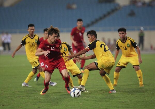Các cầu thủ Brunei chơi áp sát và phòng ngự số đông mỗi khi các cầu thủ Việt Nam áp sát khung thành. - Sputnik Việt Nam