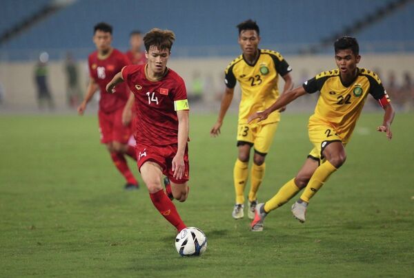 Pha dẫn bóng đột phá của cầu thủ tuyển Việt Nam.  - Sputnik Việt Nam