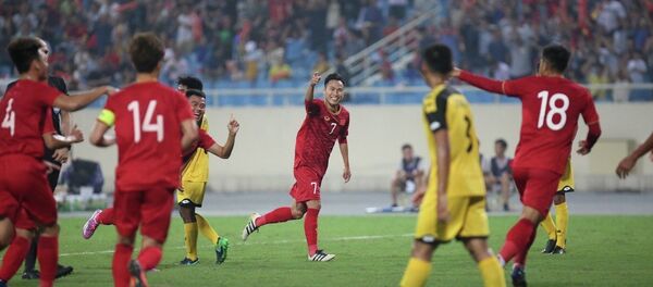Cầu thủ đội tuyển Việt Nam ăn mừng bàng thắng mở tỉ số. - Sputnik Việt Nam