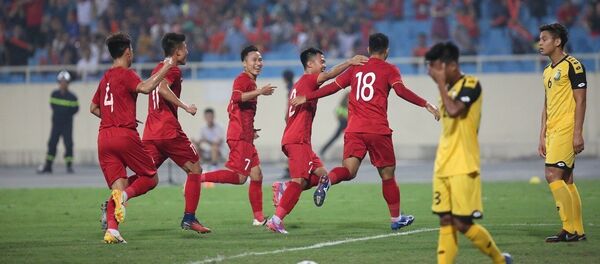 Cầu thủ đội tuyển Việt Nam ăn mừng bàng thắng mở tỉ số. - Sputnik Việt Nam