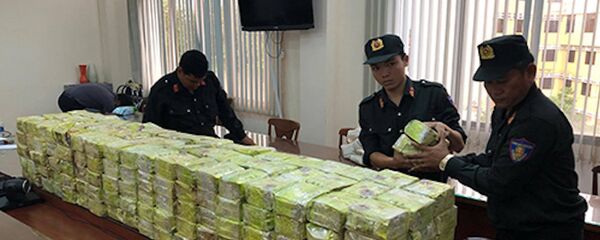 Cơ quan chức năng đang kiểm đếm lô ma tuý đá 300 kg trong đường dây ma tuý xuyên quốc gia bị triệt phá ở TP HCM hôm 20/3. - Sputnik Việt Nam