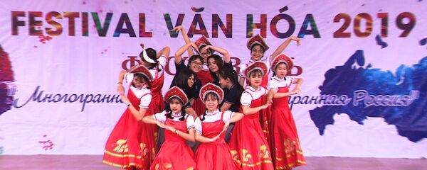 Một điệu múa Nga do các em học sinh phổ thông trình diễn Một điệu múa Nga do các em học sinh phổ thông trình diễn - Sputnik Việt Nam