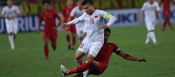 Quang Hải (số 19) nỗ lực đi bóng trong sự truy cản quyết liệt của hậu vệ U23 Indonesia. - Sputnik Việt Nam