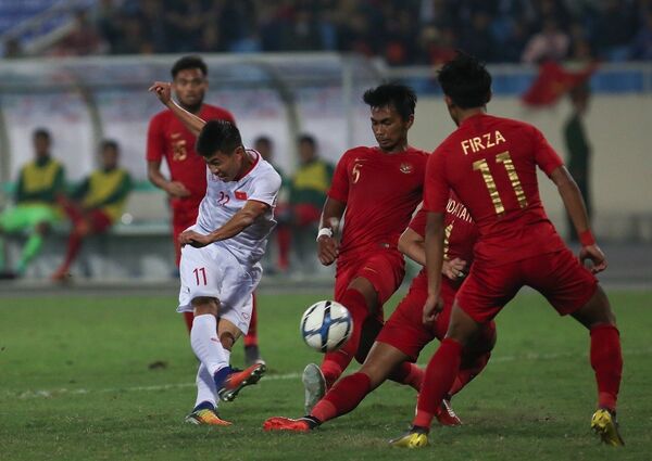 Pha dứt điểm của Đinh Thanh Bình (số 11) không vượt qua được hàng rào phòng ngự số đông của U23 Indonesia. Ảnh: Pha dứt điểm của Đinh Thanh Bình (số 11) không vượt qua được hàng rào phòng ngự số đông của U23 Indonesia. Ảnh: - Sputnik Việt Nam