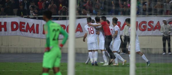 Cầu thủ U23 Việt Nam ăn mừng bàn thắng ở những giây bù giờ cuối cùng của trận đấu với pha đánh đầu của tiền vệ Triệu Việt Hưng (số 7). - Sputnik Việt Nam