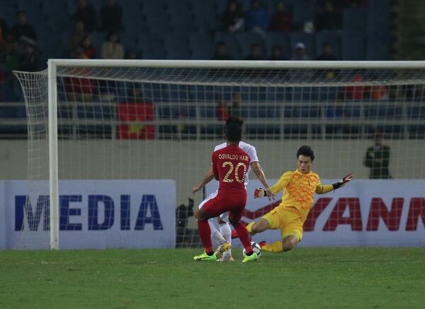 Pha băng lên phá bóng của thủ môn Bùi Tiến Dũng. Pha băng lên phá bóng của thủ môn Bùi Tiến Dũng. - Sputnik Việt Nam