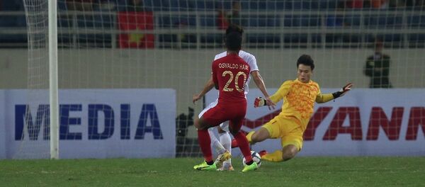 Pha băng lên phá bóng của thủ môn Bùi Tiến Dũng. Pha băng lên phá bóng của thủ môn Bùi Tiến Dũng. - Sputnik Việt Nam