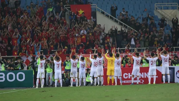 Các cầu thủ đội tuyển U23 Việt Nam chia vui với người hâm mộ sau trận đấu. 