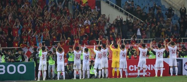 Các cầu thủ đội tuyển U23 Việt Nam chia vui với người hâm mộ sau trận đấu.  - Sputnik Việt Nam
