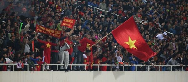 Khi mà tất cả cổ động viên trên sân Mỹ Đình và hàng triệu người hâm mộ cả nước đã nghĩ đến tỉ số hoà thì ở phút bù giờ cuối cùng, Việt Hưng đã ghi bàn thắng quan trọng, mang lại chiến thắng nghẹt thở cho U23 Việt Nam. - Sputnik Việt Nam