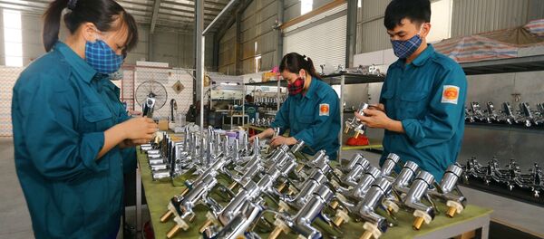 Dây chuyền sản xuất vòi hoa sen tại Công ty TNHH Tập đoàn sản xuất và kinh doanh TĐV Việt Nam, khu công nghiệp VSIP (Nghệ An).  - Sputnik Việt Nam