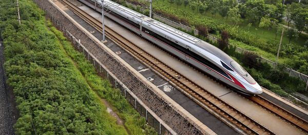 Новый китайский высокоскоростной поезд Фусин, движущиеся со скоростью 350 километров в час Новый китайский высокоскоростной поезд Фусин, движущиеся со скоростью 350 километров в час - Sputnik Việt Nam