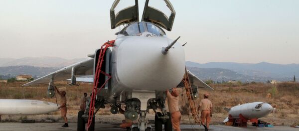 Nhân viên kỹ thuật bảo trì máy bay ném bom Su-24M. Nhân viên kỹ thuật bảo trì máy bay ném bom Su-24M. - Sputnik Việt Nam