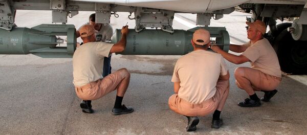 Chuyên viên kỹ thuật treo bom trên máy bay Su-24M. Chuyên viên kỹ thuật treo bom trên máy bay Su-24M. - Sputnik Việt Nam
