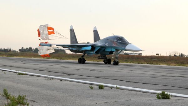 Máy bay ném bom Su-34 hạ cánh xuống phi trường Syria. - Sputnik Việt Nam