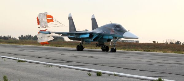 Máy bay ném bom Su-34 hạ cánh xuống phi trường Syria. - Sputnik Việt Nam