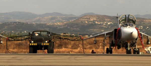 Cặp máy bay Su-24M và xe chuyên dụng đặc biệt tại phi trường ở Syria. Cặp máy bay Su-24M và xe chuyên dụng đặc biệt tại phi trường ở Syria. - Sputnik Việt Nam