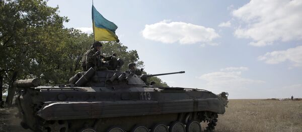 Lính Ukraina trên xe thiếp giáp ở khu vực gần Lugansk - Sputnik Việt Nam