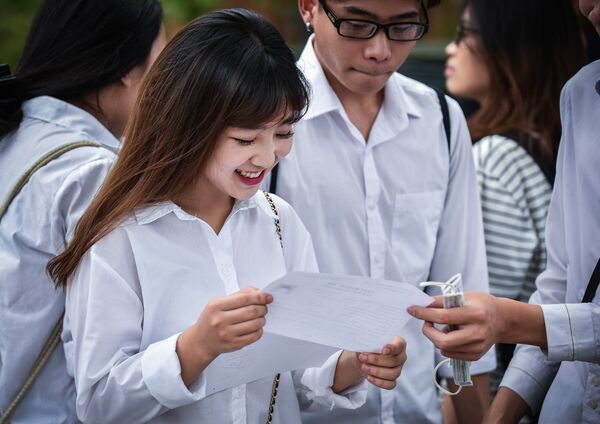 Thí sinh sau giờ thi THPT quốc gia 2018 Thí sinh sau giờ thi THPT quốc gia 2018 - Sputnik Việt Nam