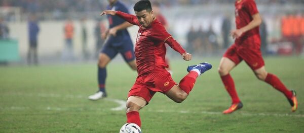Phút 17, Hà Đức Chinh (18) thoát xuống rất nhanh bên cánh trái, đón đường chuyền thông minh của Đoàn Văn Hậu (5) vào giữa 2 hậu vệ đối phương và “xâu kim” thủ môn Thái Lan, ghi bàn thắng mở tỷ số cho U23 Việt Nam. - Sputnik Việt Nam