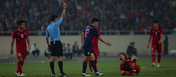 Quang Hải (số 19) liên tiếp nhận được sự chăm sóc nhiệt tình của các hậu vệ U23 Thái Lan, trong đó có pha phạm lỗi của T.Kannarin (số 12) buộc trọng tài phải rút thẻ vàng cho cầu thủ này.  - Sputnik Việt Nam