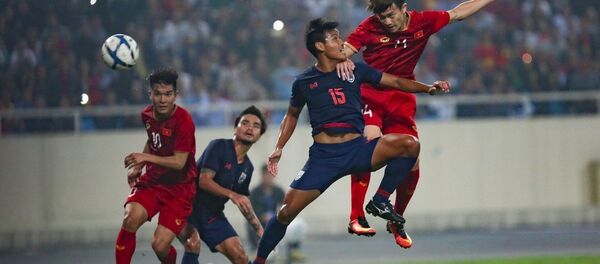 Pha dứt điểm bằng đầu của tiền đạo Hoàng Đức (số 14). - Sputnik Việt Nam