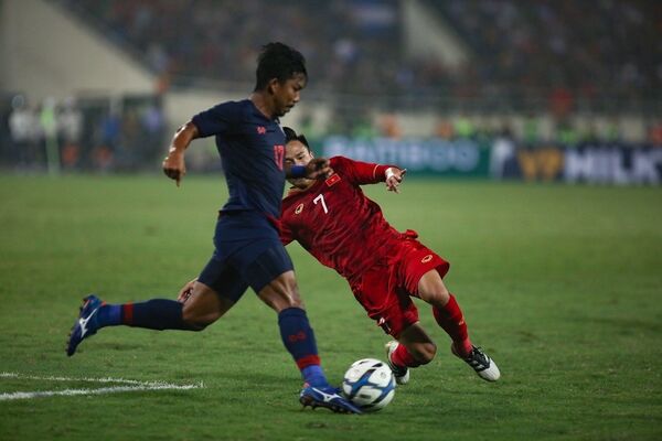 Triệu Việt Hưng (số 7) cố gắng ngăn cản pha đi bóng của cầu thủ U23 Thái Lan.  - Sputnik Việt Nam