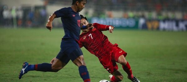 Triệu Việt Hưng (số 7) cố gắng ngăn cản pha đi bóng của cầu thủ U23 Thái Lan.  - Sputnik Việt Nam