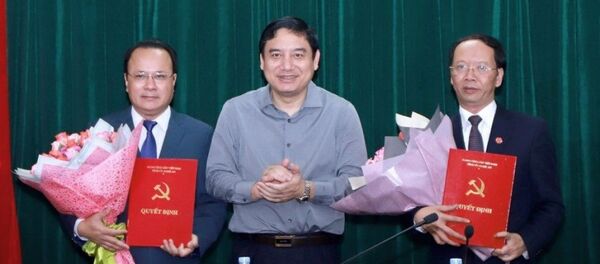 Đồng chí Nguyễn Đắc Vinh trao quyết định và chúc mừng các đồng chí Nguyễn Nam Đình, Bùi Thanh An. - Sputnik Việt Nam