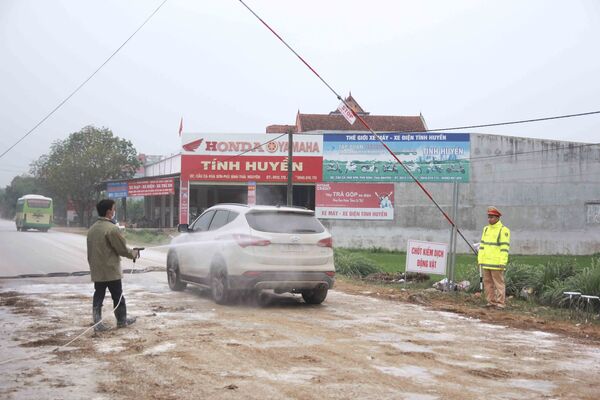Phun thuốc khử trùng tiêu độc tại chốt kiểm dịch động vật tỉnh Thái Nguyên Phun thuốc khử trùng tiêu độc tại chốt kiểm dịch động vật tỉnh Thái Nguyên - Sputnik Việt Nam