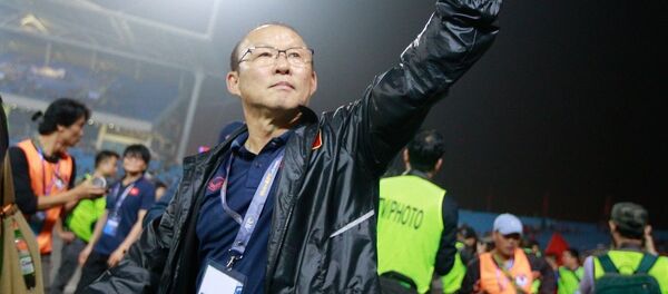 HLV Park Hang-seo giơ tay chào và cám ơn người hâm mộ đã đến sân cổ vũ cho U23 Việt Nam.  - Sputnik Việt Nam