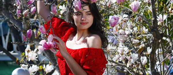 Cô gái trong vườn thực vật Các nền văn hóa phương Nam ở quận Adler, thành phố Sochi - Sputnik Việt Nam