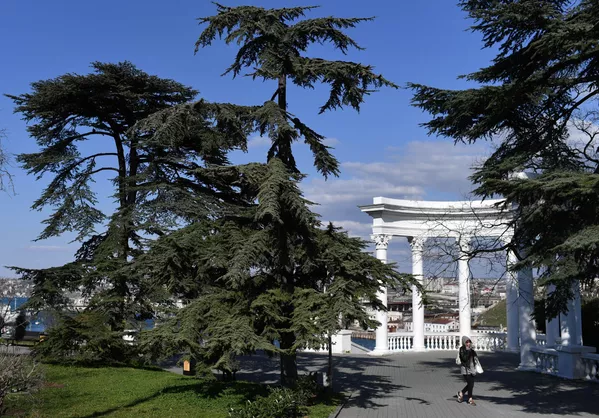 Cô gái tại vọng lâu Rotunda trong Vịnh Sevastopol Cô gái tại vọng lâu Rotunda trong Vịnh Sevastopol - Sputnik Việt Nam