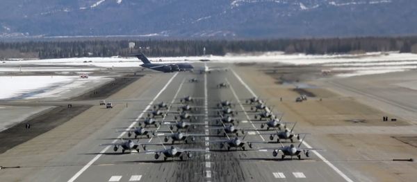24 kẻ săn mồi F-22 thực hiện bài tập voi đi bộ - Sputnik Việt Nam