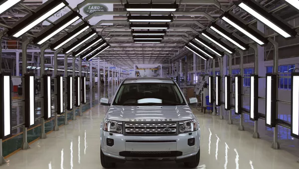 A Jaguar Land Rover car sits at an assembly plant in Pune, India - Sputnik Việt Nam