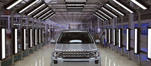 A Jaguar Land Rover car sits at an assembly plant in Pune, India - Sputnik Việt Nam
