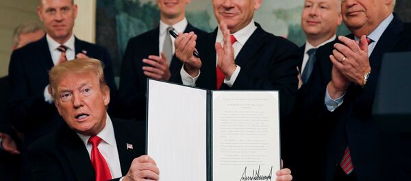 Tổng thống Mỹ Donald Trump và Thủ tướng Israel Benjamin Netanyahu cùng nhau giơ cao văn bản của phía Mỹ, công nhận Cao nguyên Golan là một phần lãnh thổ của Israel - Sputnik Việt Nam