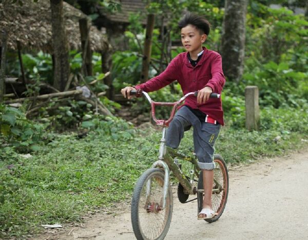 Cậu bé Sơn La đạp xe xuống Hà Nội chịu ngủ cống để gặp em: Hành trình vượt hơn 103km Cậu bé Sơn La đạp xe xuống Hà Nội chịu ngủ cống để gặp em: Hành trình vượt hơn 103km - Sputnik Việt Nam