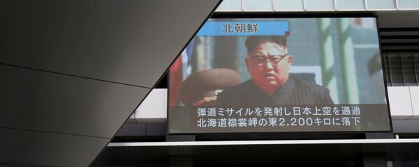 Nhà lãnh đạo Triều Tiên Kim Jong-un trên màn hình ở Tokyo  - Sputnik Việt Nam