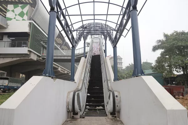 Sát ngày khai thác thương mại, nhiều nhà ga tuyến đường sắt Cát Linh - Hà Đông vẫn ngổn ngang, hư hỏng Sát ngày khai thác thương mại, nhiều nhà ga tuyến đường sắt Cát Linh - Hà Đông vẫn ngổn ngang, hư hỏng